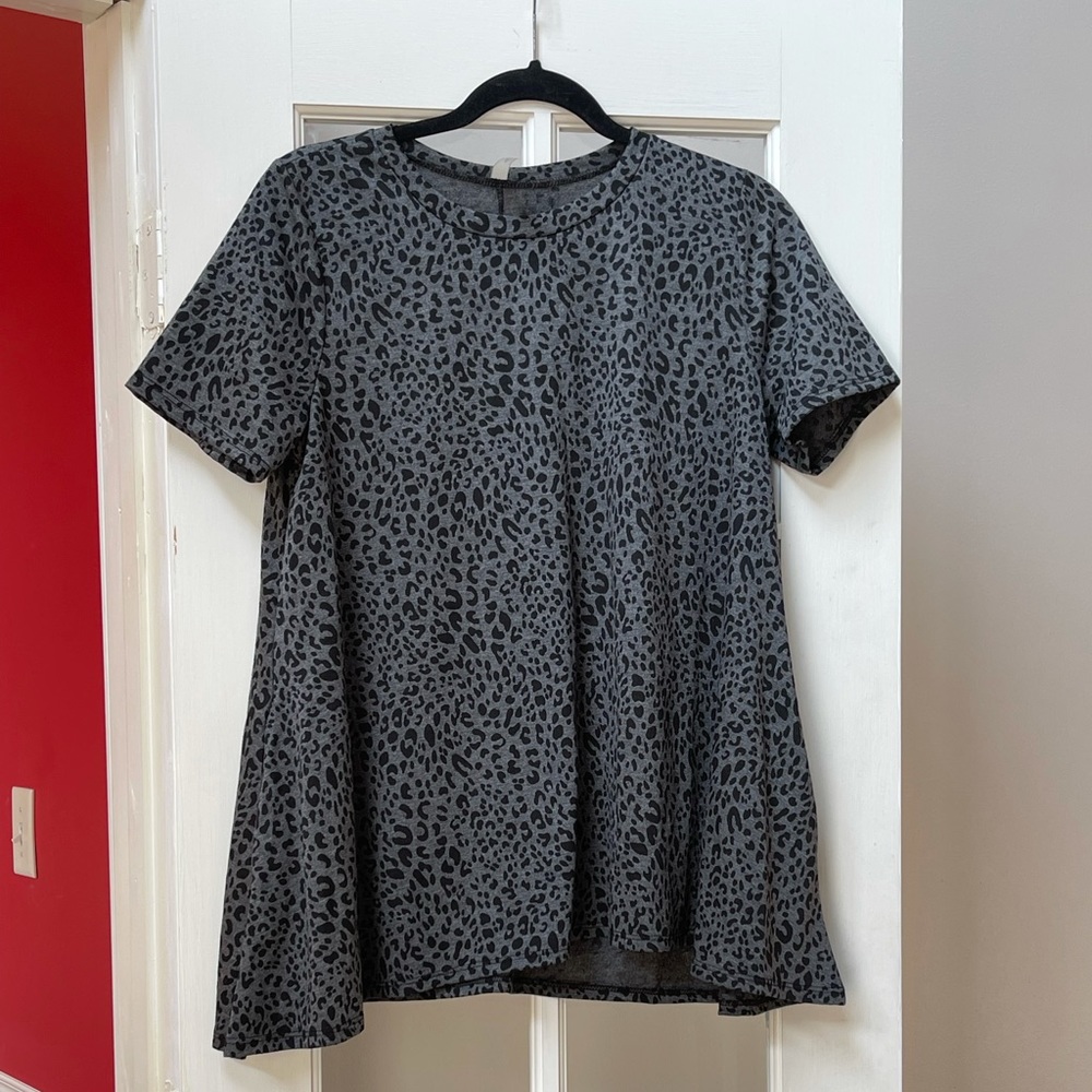 Beautiful black leopard A line top WITH pockets!!!